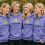 Femei purtand hanorace violet personalizate intr-un cadru casual, look expresiv si modern cu accent pe diferentiere vizuala