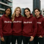 Femei purtand hanorace visiniu garnet personalizate intr-un cadru urban, outfit modern cu eleganta vizuala si impact echilibrat