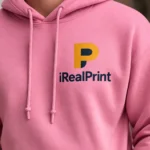 Hanorac dama roz azalea personalizat cu logo iRealPrint, cadru close-up ce evidentiaza claritatea printului si aspectul premium