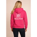 Hanorac dama roz heliconia personalizat pe spate cu logo mare iRealPrint, design vizibil si impact vizual puternic in miscare
