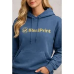 Hanorac dama indigo personalizat cu logo iRealPrint, cadru close-up ce evidentiaza textura materialului si claritatea printului