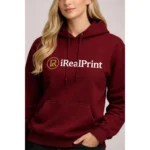 Hanorac dama maroon personalizat cu logo iRealPrint, cadru close-up ce evidentiaza textura materialului si claritatea printului