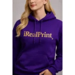 Hanorac dama mov personalizat cu logo iRealPrint, cadru apropiat ce evidentiaza textura materialului si calitatea printului