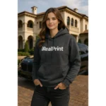 Hanorac dama dark heather personalizat cu logo iRealPrint, cadru apropiat ce evidentiaza textura melanj si claritatea detaliilor printului