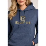Detaliu logo pe hanorac damă heather navy, evidențiind textura melanj și personalizarea clară prin transfer termic