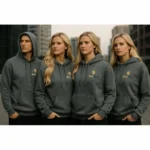 Grup mixt purtând hanorace gri charcoal personalizate, stil urban profesional și sentiment de apartenență