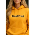 Detaliu hanorac gold cu logo contrastant clar, evidențiind personalizarea pe fundal intens și lizibil
