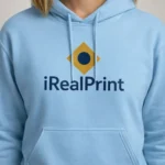Close-up pe hanorac albastru light cu logo iRealPrint, accent pe contrast și calitate print