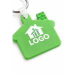 Prim-plan breloc casă verde cu logo personalizat, detaliu clar pentru tampografie sau print UV cu aspect profesional