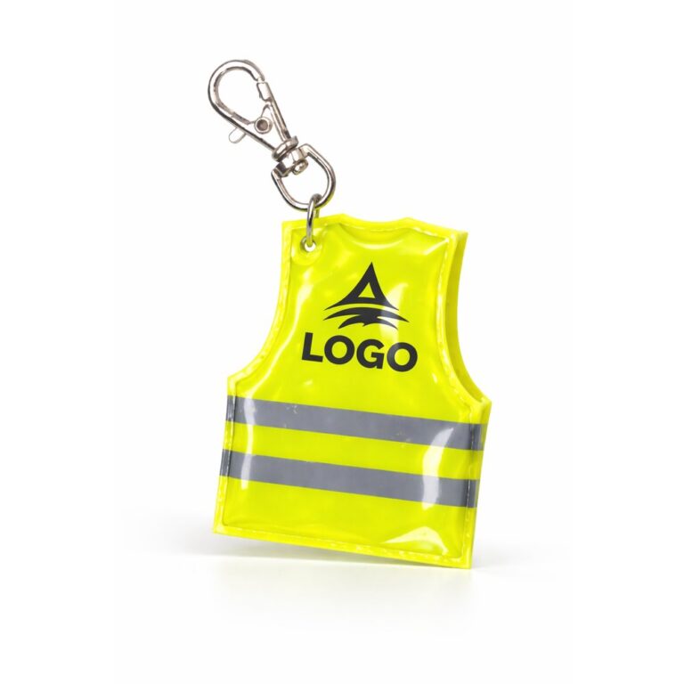 Breloc reflectorizant galben în formă de vestă cu logo vizibil frontal, obiect promoțional destinat șantierelor, industriei și activităților de teren