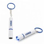 Două brelocuri cu lanternă LED albastre personalizate, prezentare produs din unghi diferit pentru evidențierea brandingului și designului