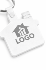 Prim-plan breloc casă alb cu logo personalizat, detaliu clar pentru tampografie sau print UV cu vizibilitate maximă