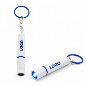 Două brelocuri cu lanternă LED albastre personalizate, prezentare produs din unghi diferit pentru evidențierea brandingului și designului