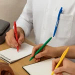 Colecție de pixuri Foxy din bambus în mai multe culori inclusiv varianta albastru navy, pixuri promoționale eco personalizabile pentru evenimente și branding corporate