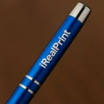 Pix metalic aluminiu Hello albastru cu logo companie aplicat pe corpul produsului, prim-plan pix promoțional metalic pentru branding vizibil și imagine profesională corporate