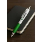 Grup de profesioniști folosind pixuri promoționale Elipse White verzi în timpul unei întâlniri, produse personalizate pentru conferințe și evenimente business