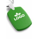 Close-up breloc din plastic personalizat verde cu logo print color, detaliu clar al suprafeței și finisaj promoțional profesional