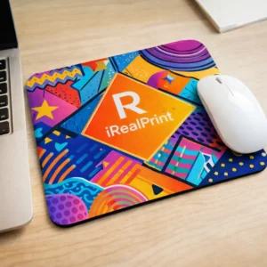 Mouse pad dreptunghiular personalizat cu design grafic colorat și logo imprimat, accesoriu modern pentru birou și branding vizual