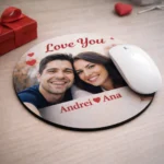 Mouse pad rotund personalizat cu fotografie de cuplu și mesaj romantic, cadou original pentru birou sau spațiu de lucru personal