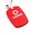 Close-up breloc din plastic personalizat roșu cu logo print color, detaliu produs promoțional cu suprafață clară pentru personalizare