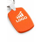 Close-up breloc din plastic portocaliu personalizat cu logo, detaliu print color clar și suprafață ideală pentru branding promoțional vizibil