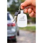 Close-up breloc din plastic alb personalizat cu logo print color, detaliu clar al suprafeței și contrast ridicat pentru vizibilitate maximă a brandingului
