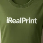 Detaliu personalizare logo iRealPrint aplicat prin transfer termic alb pe tricou damă personalizat kaki, evidențiind claritatea și contrastul printului