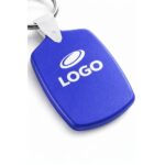 Close-up breloc din plastic albastru personalizat cu logo, detaliu print color clar pe suprafață netedă, ideal pentru branding stabil și profesionist