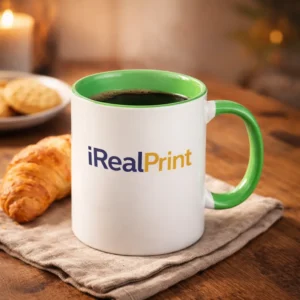 Cană personalizată cu interior verde lime iRealPrint umplută cu cafea într-un cadru de mic dejun, evidențiind atmosfera caldă și utilizarea zilnică a produsului