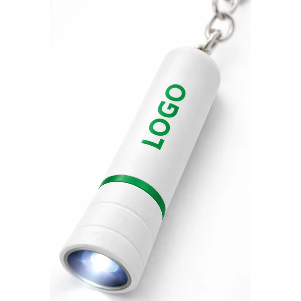 breloc-lanterna-verde-close-up-detaliu-logo-led Detaliu close-up breloc cu lanternă LED verde, accent pe personalizare logo și lumină albă clară pentru branding discret și profesionist