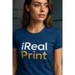 Detaliu personalizare logo aplicat prin transfer termic pe tricou damă albastru nocturn, contrast puternic și aspect premium al imprimării