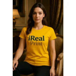 Model feminin purtând tricou damă personalizat galben într-un interior elegant, exemplu de outfit casual premium cu personalizare vizibilă