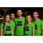 Grup de persoane purtând tricouri unisex personalizate verde măr cu logo iRealPrint, imagine de echipă pentru branding vizual și identitate de brand