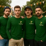 Bărbați purtând bluze personalizate verde sticlă în stil casual modern, evidențiind brandingul iRealPrint și look-ul streetwear premium