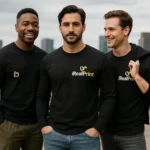 Grup de bărbați purtând bluze personalizate negre cu logo iRealPrint, imagine de echipă pentru identitate vizuală și branding modern