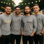 Grup de bărbați purtând bluze personalizate gri închis cu logo iRealPrint pentru identitate vizuală și branding profesional