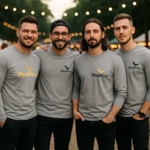 Grup de bărbați purtând bluze personalizate gri închis cu logo iRealPrint pentru identitate vizuală și branding profesional