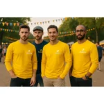 Echipă de bărbați purtând bluze personalizate galben pentru vizibilitate puternică și branding modern în contexte sociale și evenimente