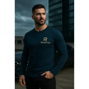 Detaliu bluză bărbați personalizată albastru navy cu logo iRealPrint aplicat prin transfer termic profesional pentru branding vizibil