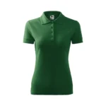 Tricou polo damă personalizat verde sticlă prezentat frontal pe fundal neutru pentru evidențierea croielii feminine și a suprafeței de personalizare