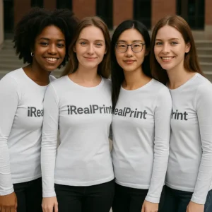 Grup de femei purtând bluze albe personalizate cu logo iRealPrint, imagine de echipă modernă și branding vestimentar elegant