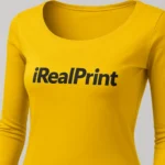 Prim-plan bluză damă personalizată galben cu logo iRealPrint aplicat prin transfer termic, contrast vizual puternic și material premium