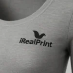 Detaliu personalizare logo iRealPrint aplicat prin transfer termic pe bluză damă gri închis, contrast clar și finisaj profesional