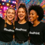 Grup de femei purtând bluze personalizate negre iRealPrint într-un cadru urban colorat, stil casual modern și identitate vizuală