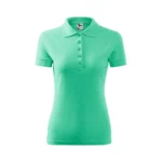 Tricou polo damă personalizat verde mentă prezentat frontal pe fundal neutru pentru evidențierea croielii feminine și a suprafeței de personalizare