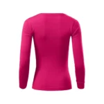 Bluză damă personalizată roz zmeură purtată într-un outfit urban feminin modern cu impact vizual puternic