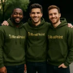 Grup de bărbați purtând hanorace personalizate verde militar iRealPrint, stil casual modern și imagine de echipă cu identitate vizuală puternică modernă