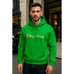 Bărbat purtând hanorac personalizat verde Irish cu logo iRealPrint pe piept într-un cadru urban elegant