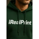 Detaliu hanorac personalizat verde forest cu logo iRealPrint aplicat pe piept, evidențiind textura materialului și calitatea printului