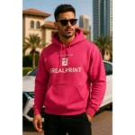 Model purtând hanorac bărbați roz heliconia într-un cadru urban elegant, stil streetwear modern și prezentare lifestyle premium